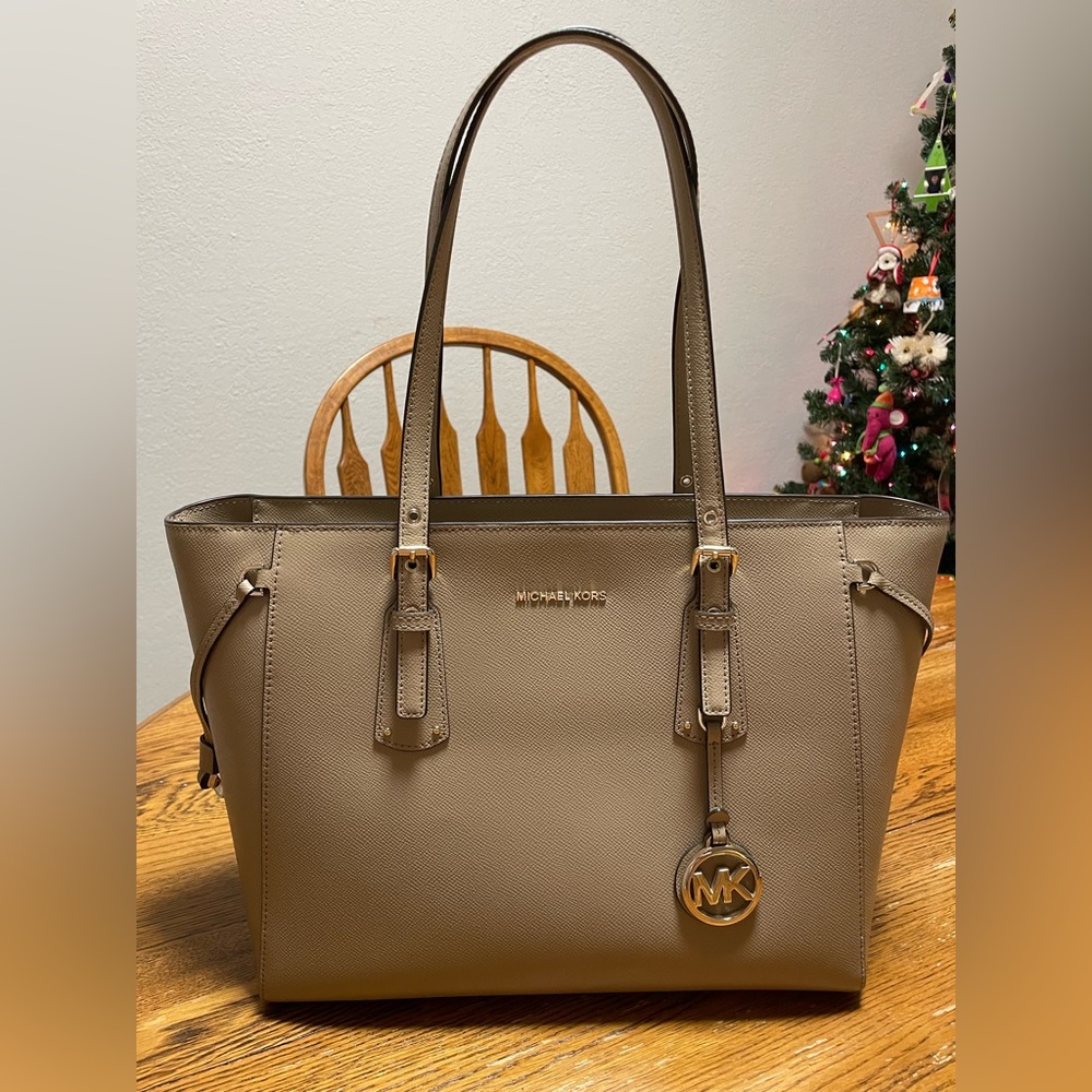 voyager medium crossgrain leather tote bag